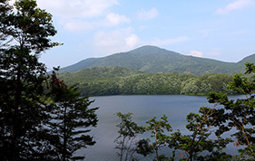 蕓北リゾートから見る聖湖と臥龍山